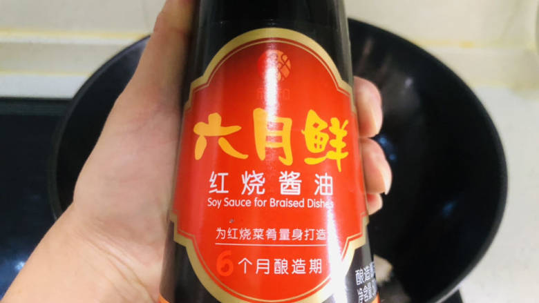 胡萝卜烧排骨,1勺红勺酱油提色。