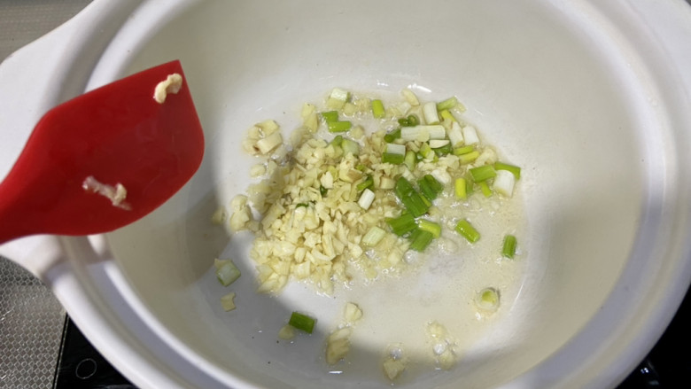 鸡蛋炖豆腐➕煎蛋娃娃菜炖豆腐,取一小砂锅,热锅后加适量食用油,下蒜末姜粒葱白小火煸香
