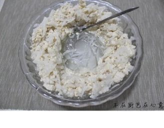 素鹅,取一敞口容器，在中间倒扣一只碗，把素鹅馅料放入，等待冷却并沥去多余水分；