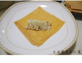 素鹅,如图，在豆皮中间放上适量素鹅馅；