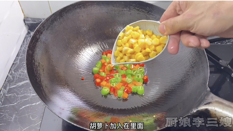尖椒玉米炒鱿鱼教程,放<a style='color:red;display:inline-block;' href='/shicai/ 4802'>玉米粒</a>炒出香味