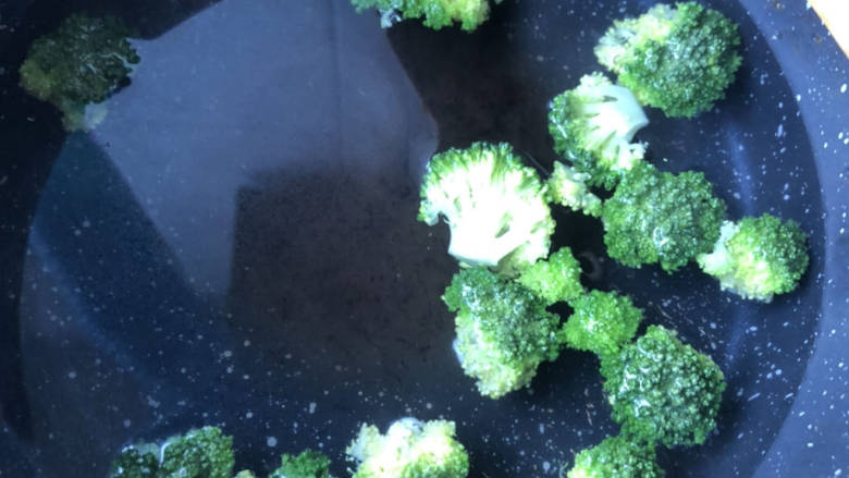 淡奶油西兰花烤燕麦,烧开一锅水,把西兰花烫一下。