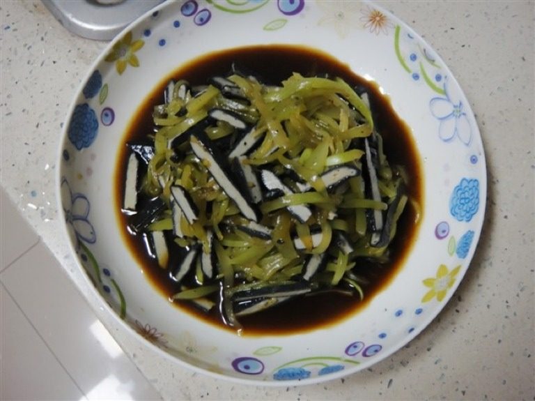 莴苣丝拌臭豆腐干