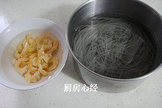 砂锅白肉,<a style='color:red;display:inline-block;' href='/shicai/ 1694'>海米</a>；<a style='color:red;display:inline-block;' href='/shicai/ 523'>粉丝</a>提前泡好，<a style='color:red;display:inline-block;' href='/shicai/ 2999'>酸白菜</a>切丝备用