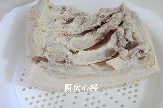 砂锅白肉,<a style='color:red;display:inline-block;' href='/shicai/ 428'>五花肉</a>整块凉水入锅,放入适量葱姜块,料酒10克,小火煮1小时捞出放凉后,切成薄片备用。