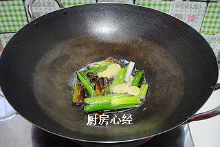 砂锅白肉,锅中放油,爆香葱姜;<a style='color:red;display:inline-block;' href='/shicai/ 695'>八角</a>后,捞出原料
