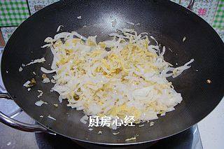 砂锅白肉,放入酸菜丝,反复炒制,炒出水分后,冲入猪肉的原汤,小火煮开1分钟即可捞出码入砂锅底部。