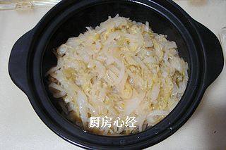 砂锅白肉,在砂锅底部码入酸菜