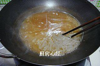 砂锅白肉,在原汤中调入盐;鸡精;料酒;酱油后,放入粉丝煮3分钟后,捞出码在酸菜上