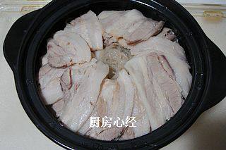 砂锅白肉,再将肉片放入汤中煮开后片刻,捞出码好。