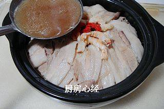 砂锅白肉,将泡好的海米;<a style='color:red;display:inline-block;' href='/shicai/ 673'>枸杞</a>码在肉片上,浇入肉汤,小火再煮2分钟