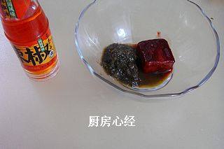 砂锅白肉,调汁:三份酱豆腐;二份韭菜花;一份辣椒油拌匀即可。
