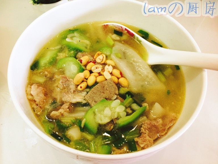 家乡汤粿片,锅里倒入适量的油，炒香虾米后放入丝瓜和香葱芹菜炒香，倒入适量的水，煮开后放入瘦肉滚起关火.下盐和鸡精调味.把丝瓜瘦肉汤倒入粿片的碗里，放上几颗<a style='color:red;display:inline-block;' href='/shicai/ 4262'>花生米</a>即可食用.