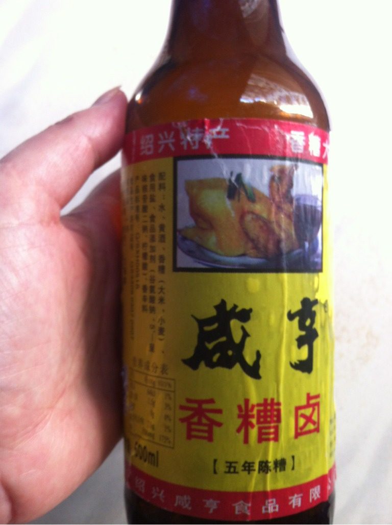 糟凤爪,把沥干水的鸡爪放入一只大碗里，倒入一瓶<a style='color:red;display:inline-block;' href='/shicai/ 137719'>香糟卤</a>，盖上保鲜膜，放入冰箱三个小时以上就可以吃了