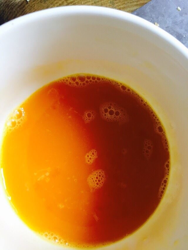 姜蛋炒饭,放油，把姜炒香，再把火腿粒炒至金黄，最后把冷饭一同放进锅里，炒均匀