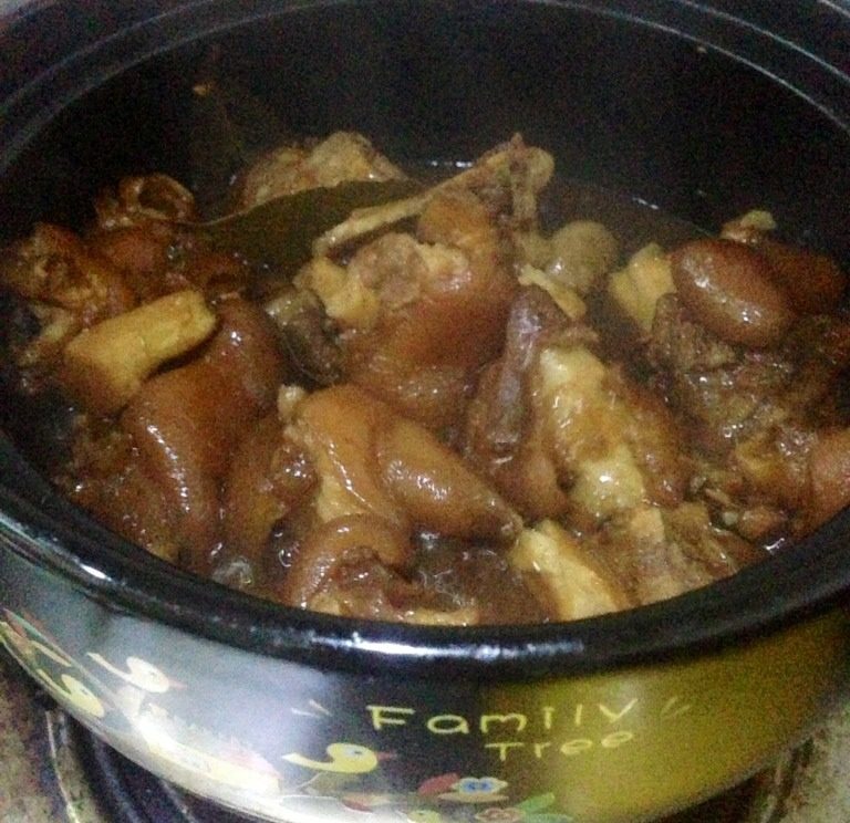 红烧猪蹄,最后大火收汁出锅。