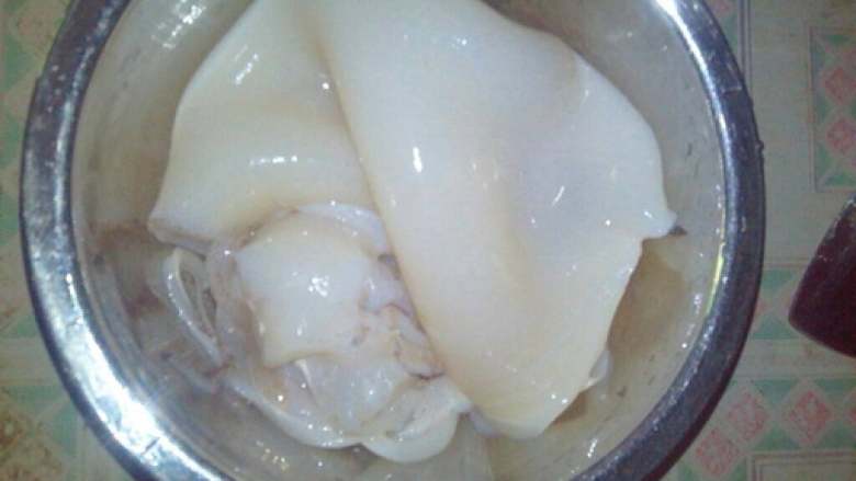 爆炒鱿鱼片,买的是冰冻的<a style='color:red;display:inline-block;' href='/shicai/ 345'>鱿鱼</a>，首先把<a style='color:red;display:inline-block;' href='/shicai/ 345'>鱿鱼</a>处理干净，把黑的那层弄掉，