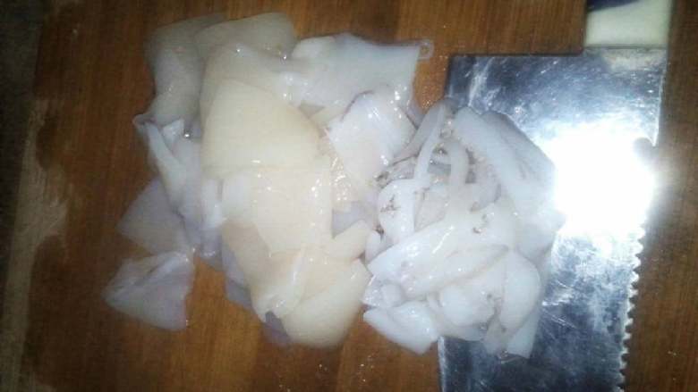 爆炒鱿鱼片,切成片,要大片点,鱿鱼会缩水