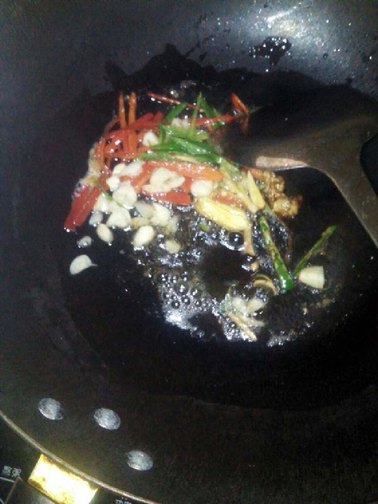 爆炒鱿鱼片,锅里放油,烧热,放辣椒,姜蒜爆香