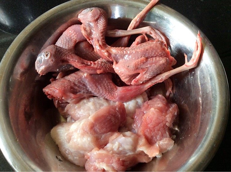 鹌鹑煲风眼果（或栗子）,鹌鹑、瘦肉洗净切块，飞水备用。