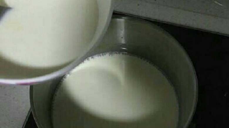 椰蓉奶糖,煮沸后把水淀粉牛奶倒入奶锅，搅拌至粘稠。此时应不停搅拌，防止粘锅，搅拌均匀。