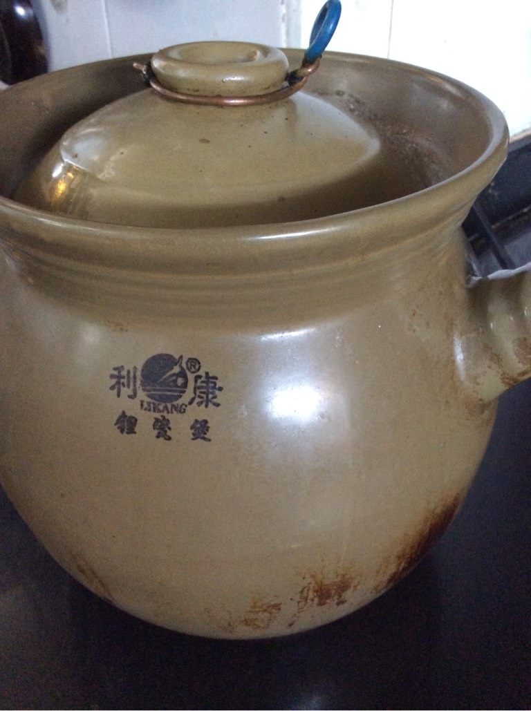 鹌鹑煲风眼果（或栗子）,所有材料放入瓦锅，加10碗水，大火滚15分钟转中火煲1小时，就ok啦。出锅落盐调味。