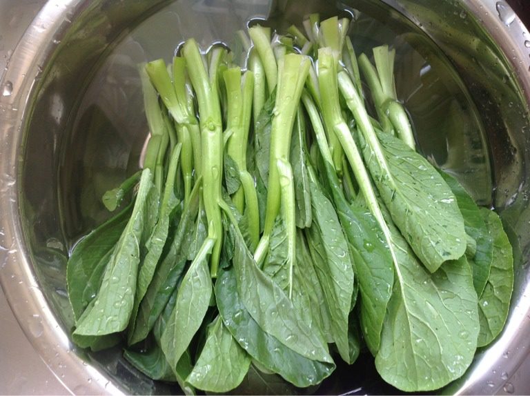 培根炒菜心,<a style='color:red;display:inline-block;' href='/shicai/ 3239'>菜心</a>去掉黄叶和坏叶，根部用刀划开，这样比较容易熟和入味，洗净备用