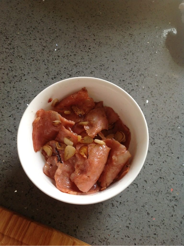 培根炒菜心,培根变色，有点金黄起锅装盘备用