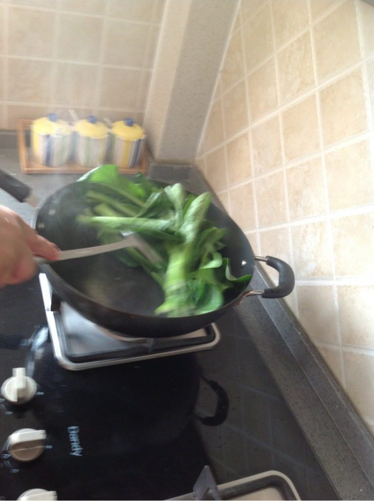 培根炒菜心,锅内倒少量油，油热将菜心倒入翻炒