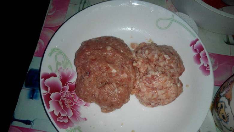 咸蛋蒸肉饼,市场买弄好的<a style='color:red;display:inline-block;' href='/shicai/ 442'>肉末</a>,一团是纯瘦肉,一团是肥一点的,