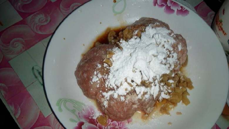 咸蛋蒸肉饼,肉末加生粉,<a style='color:red;display:inline-block;' href='/shicai/ 692'>酱油</a>,胡椒粉,油,加入剁好的胡萝卜搅至起胶。
