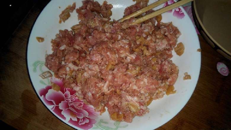 咸蛋蒸肉饼,加少许花生油拌匀,