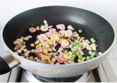 豆香蟹柳蛋羹,锅中放入少许油,下蟹味菇、杏鲍菇粒煸炒;