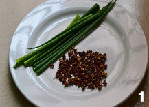椒麻鸡翅,将<a style='color:red;display:inline-block;' href='/shicai/ 3232'>香葱</a>洗净，取葱绿部分，花椒去黑籽