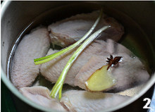 椒麻鸡翅,鸡翅洗净，加入<a style='color:red;display:inline-block;' href='/shicai/ 695'>八角</a>、<a style='color:red;display:inline-block;' href='/shicai/ 894'>黄酒</a>、葱白、<a style='color:red;display:inline-block;' href='/shicai/ 2800'>生姜</a>片煮至断生后捞出