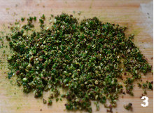 椒麻鸡翅,把花椒、葱绿、适量盐合在在菜板上压切成茸