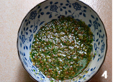 椒麻鸡翅,加入刚刚煮鸡翅的沸腾的汤，浸出麻味和葱香