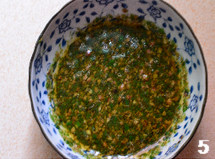 椒麻鸡翅,调入<a style='color:red;display:inline-block;' href='/shicai/ 847'>香油</a>、<a style='color:red;display:inline-block;' href='/shicai/ 768'>香醋</a>、<a style='color:red;display:inline-block;' href='/shicai/ 813'>鸡粉</a>做成椒麻汁