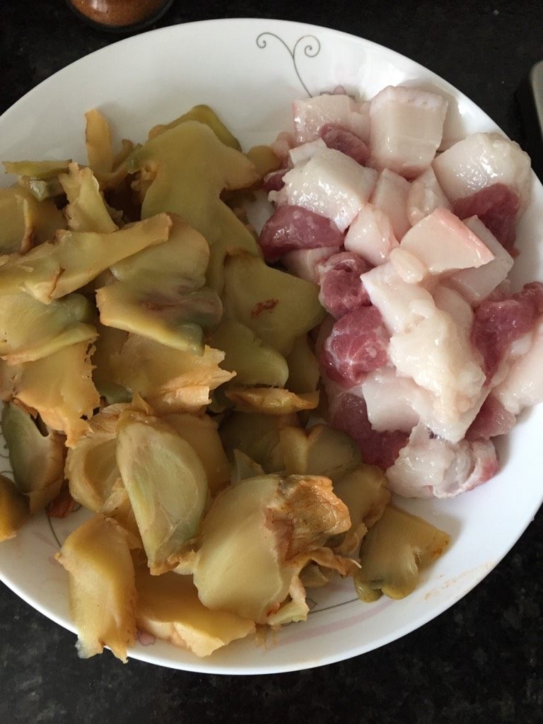 三层肉炒榨菜,下锅扁<a style='color:red;display:inline-block;' href='/shicai/ 9722'>三层肉</a>，扁的干一点比较不会肥