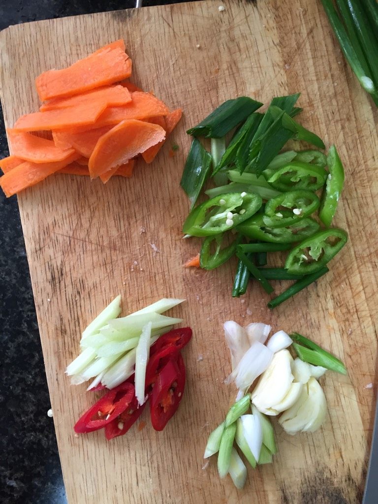 三层肉炒榨菜,然后放入<a style='color:red;display:inline-block;' href='/shicai/ 3250'>葱</a>白，蒜，红辣椒，放点<a style='color:red;display:inline-block;' href='/shicai/ 705'>豆瓣酱</a>。倒入<a style='color:red;display:inline-block;' href='/shicai/ 722'>榨菜</a>片