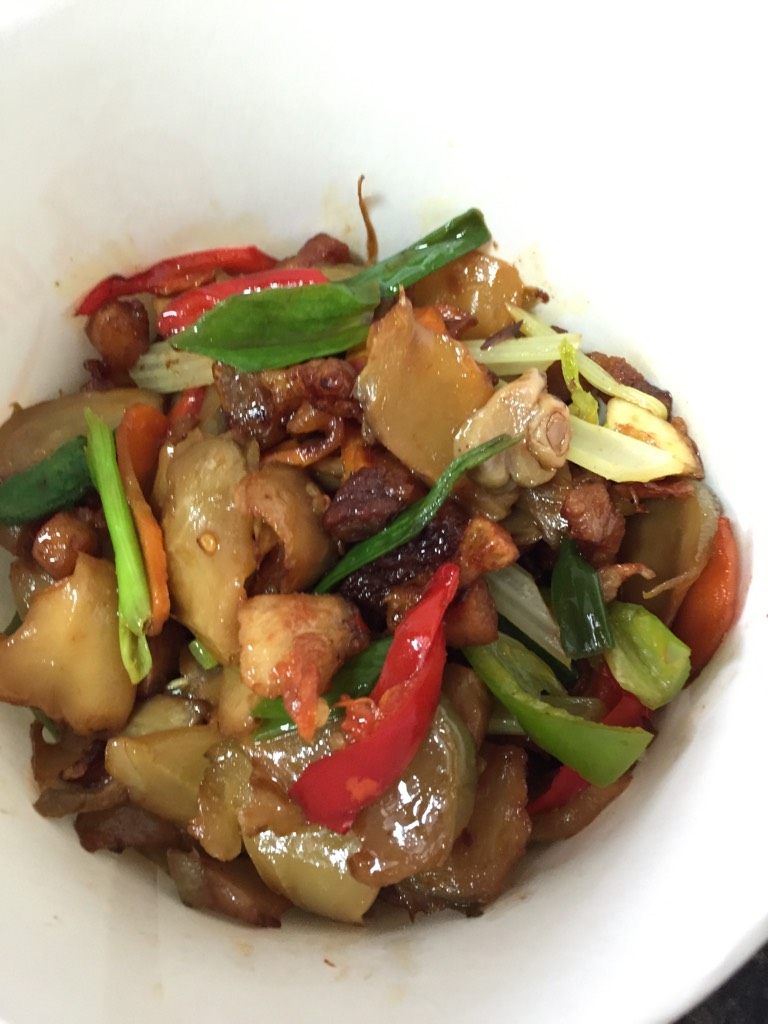 三层肉炒榨菜,翻炒一会，加点白糖，鸡精，生抽。加入葱出锅