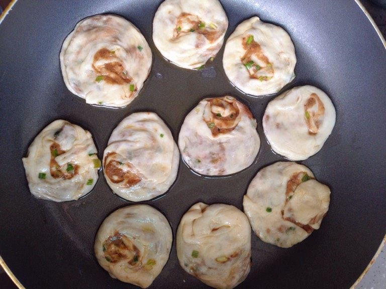 酱香小煎饼,用手按成圆形,切记不要按太扁,稍微有点厚度