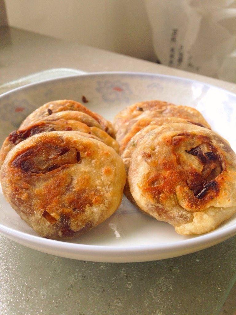 酱香小煎饼,平底锅抹上少许油,放入小饼煎,待两面略焦加入少许热水,盖上锅盖,用大火将水收干后再继续用小火煎,直到两面金黄即可。