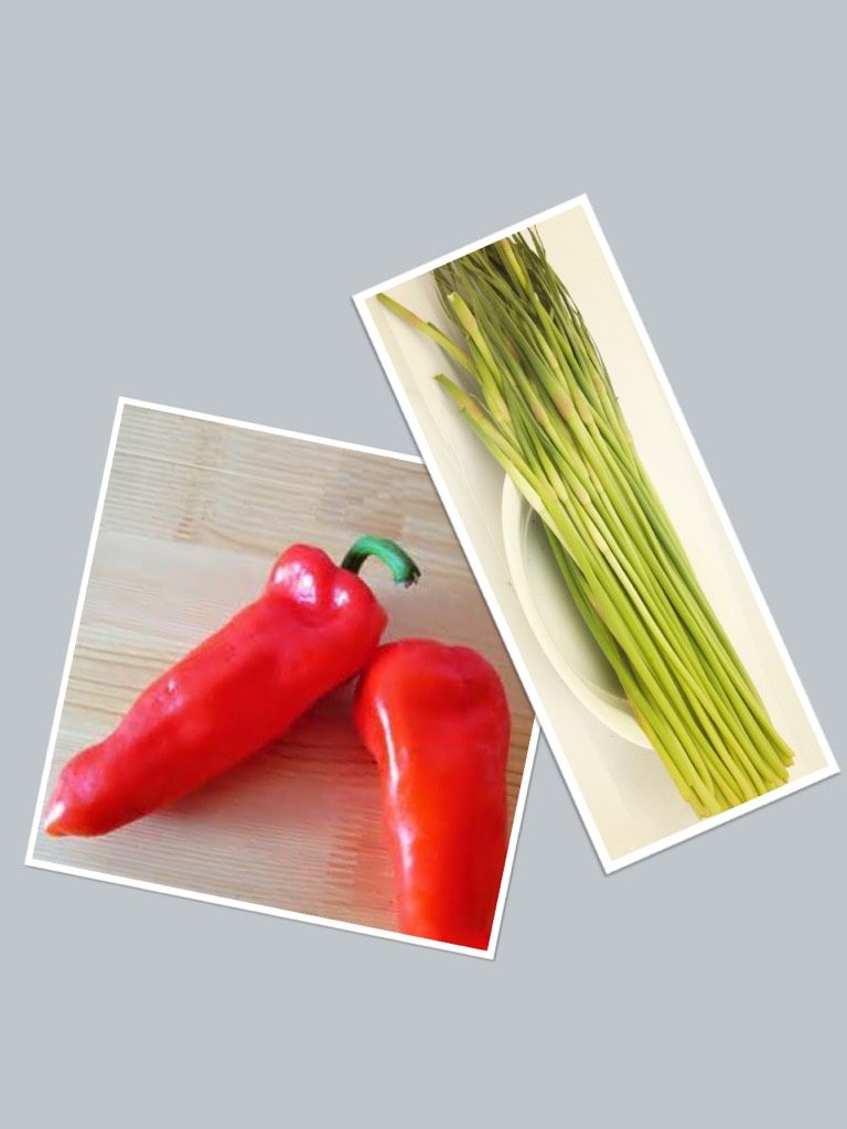 五花肉炒蒜苔,<a style='color:red;display:inline-block;' href='/shicai/ 146'>蒜苔</a>洗净切段，红椒洗净切丝，<a style='color:red;display:inline-block;' href='/shicai/ 2794'>大蒜</a>去皮拍碎.
