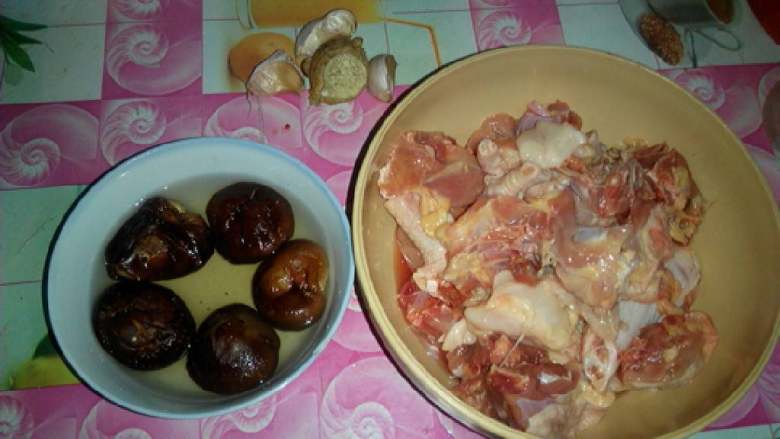 电饭锅版香菇焖鸡,<a style='color:red;display:inline-block;' href='/shicai/ 94'>鸡肉</a>斩小块洗干净备用，<a style='color:red;display:inline-block;' href='/shicai/ 230'>香菇</a>泡发