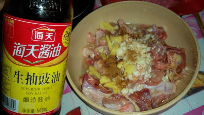 电饭锅版香菇焖鸡,最后放点酱油