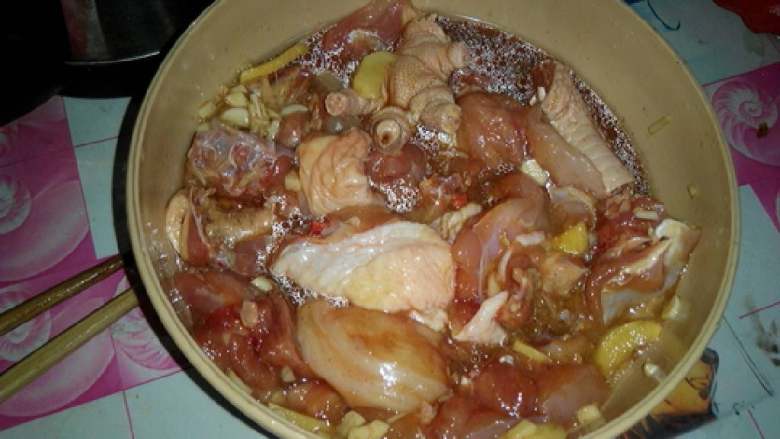 电饭锅版香菇焖鸡,搅拌均匀腌几个小时“我是昨晚睡觉前腌的，早上8点起来煮”
