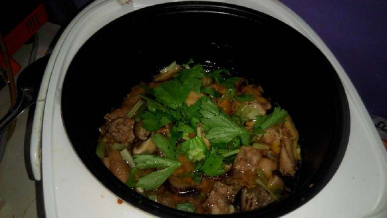 电饭锅版香菇焖鸡,一共是煮了两遍。开锅撒上香菜叶焖一会