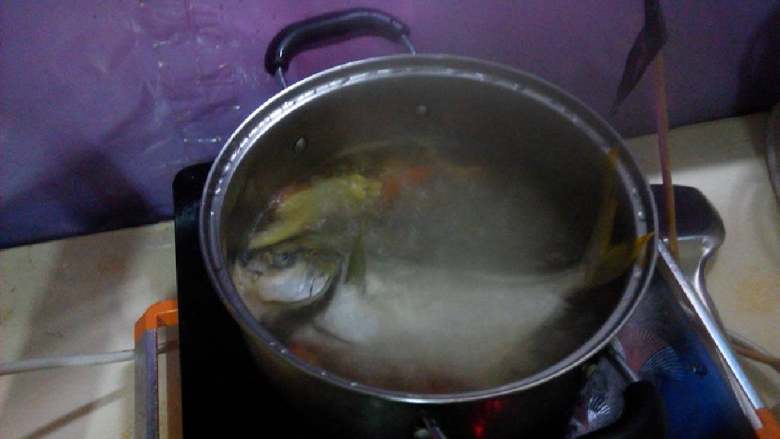 水煮昌鱼,放入姜，番茄，昌鱼进去煮5分钟