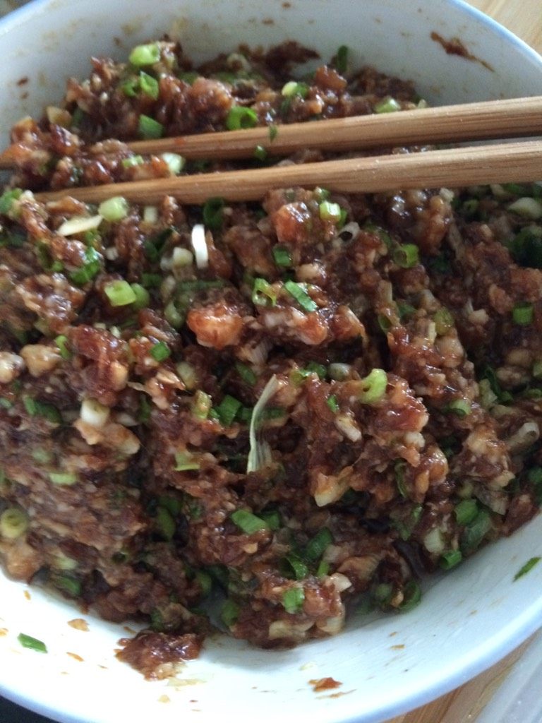 猪肉馅饼,如图肉馅加葱、<a style='color:red;display:inline-block;' href='/shicai/ 721'>蚝油</a>、<a style='color:red;display:inline-block;' href='/shicai/ 9'>鸡蛋</a>、盐搅拌均匀